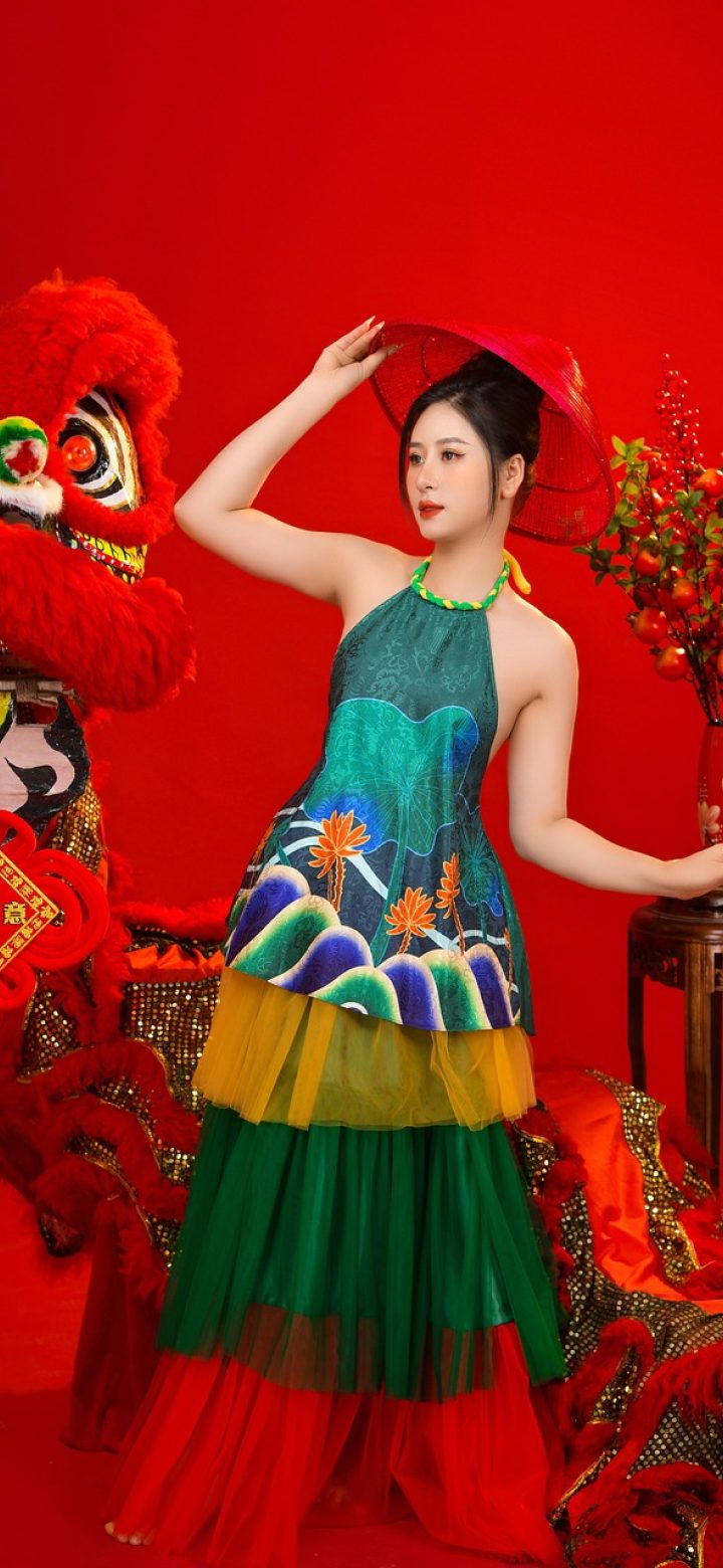 手机界面并排展示两张对照卡片，左侧按春节换生肖、右侧按立春换生肖，日期与结论分别用不同底色区分
